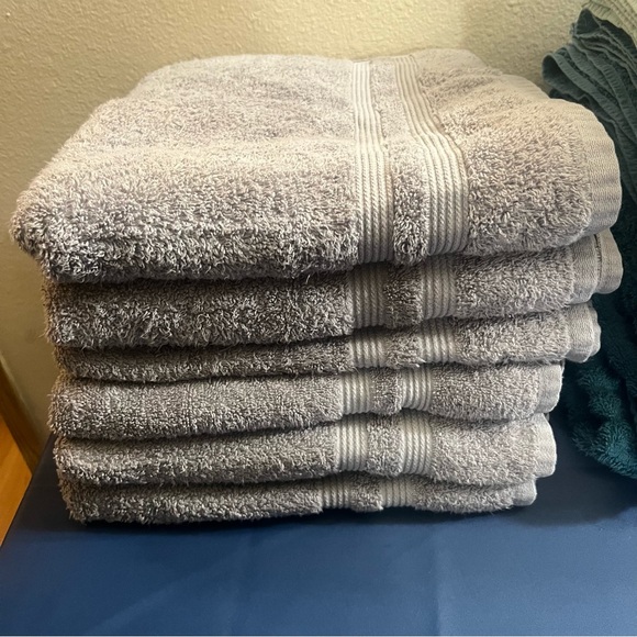 Mainstays Performance Solid Bath Towel, 54" x 30", Grey Flannel - Picture 4 of 4